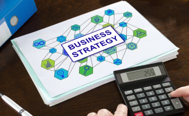 İş stratejisi kavramı hesap makinesi ile bir kağıt üzerinde gösterilmiştir