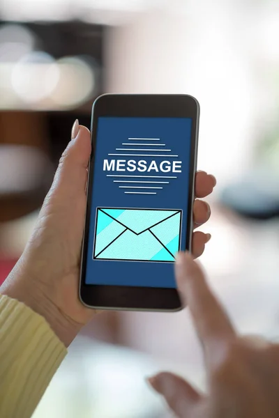 メッセージコンセプトを表示するスマートフォンの画面 — ストック写真