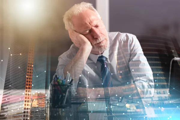 Porträt Eines Müden Geschäftsmannes Büro Mehrfachbelichtung — Stockfoto