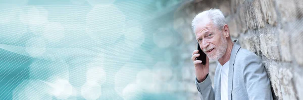 Dojrzały Mężczyzna Korzystający Telefonu Komórkowego Zewnątrz Baner Panoramiczny — Zdjęcie stockowe