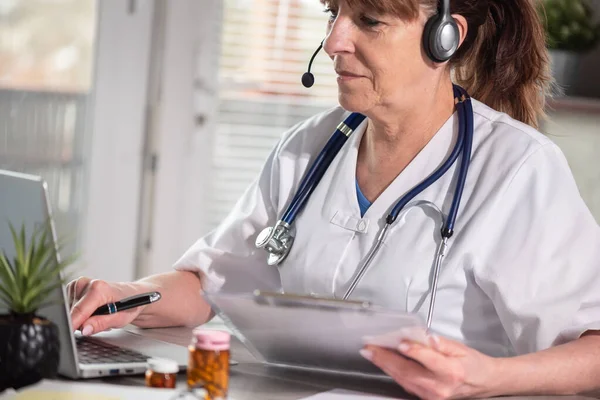 Porträtt Mogen Kvinnlig Läkare Online Medicinsk Konsultation — Stockfoto