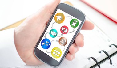 Akıllı telefon ekranında gösterilen iletişim konsepti