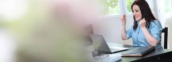 Jovem Mulher Atraente Recebendo Boas Notícias Laptop Bandeira Panorâmica — Fotografia de Stock