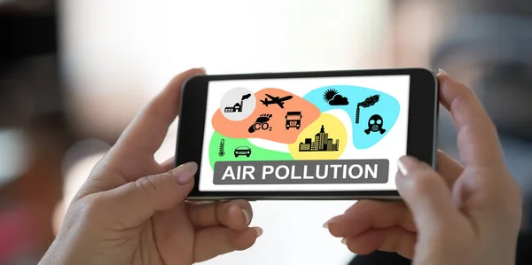 大気汚染をコンセプトにしたスマートフォンを手に — ストック写真
