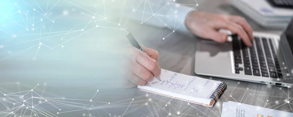 Empresario Tomando Notas Mientras Utiliza Ordenador Portátil Bandera Panorámica — Foto de Stock