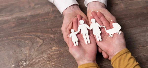 Begreppet Familjeförsäkring Med Pappersfamilj Händerna — Stockfoto