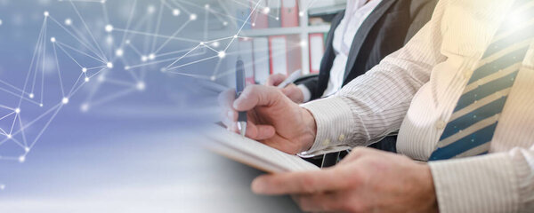 Деловые люди делают заметки во время тренинга; панорамный баннер