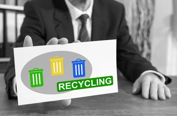 Empresario Mostrando Una Tarjeta Índice Con Concepto Reciclaje — Foto de Stock