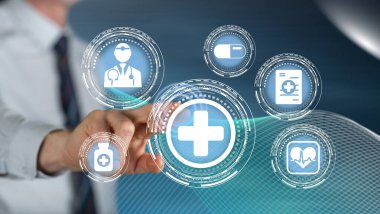 Adam dokunmatik ekranda sağlık sigortasına dokunuyor.