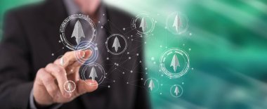 Bir adam dokunmatik ekranda başlangıç konseptine parmağıyla dokunuyor.