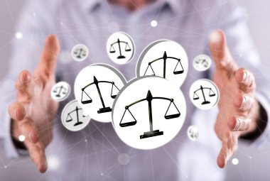 Arka planda bir erkeğin elleri arasındaki eşitlik kavramı