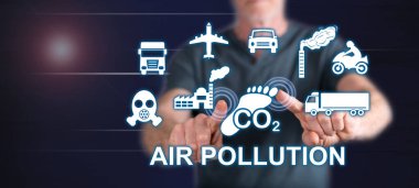 Adam dokunmatik ekranda parmaklarıyla hava kirliliği kavramına dokunuyor.