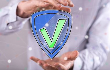 Arka planda bir adamın elleri arasındaki güvenlik onayı kavramı