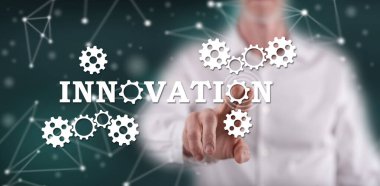 Adam dokunmatik ekranda yenilik kavramına parmağıyla dokunuyor.