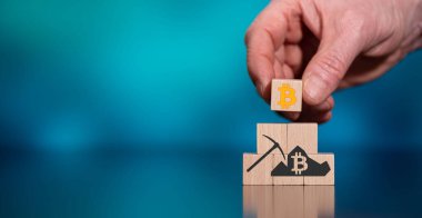 Tahta küplerdeki bitcoin madenciliği kavramı