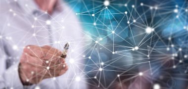 Kalemle dokunmatik ekranda bir ağa dokunan adam