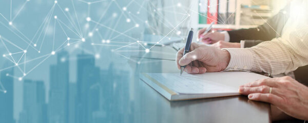 Деловые люди делают заметки во время тренинга; панорамный баннер