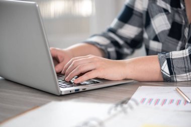 Dizüstü bilgisayarda yazı yazan kadın elleri