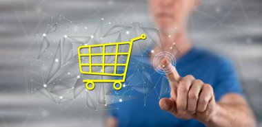 Adam dokunmatik ekranda bir e-ticaret konseptine parmağıyla dokunuyor.