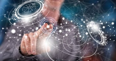 Adam dokunmatik ekranda sanal teknoloji konseptine parmağıyla dokunuyor.