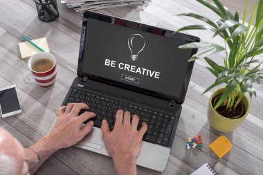 Bilgisayarı kullanan adam ekranda yaratıcı bir konsept kullanıyor.