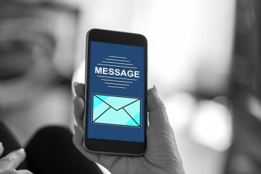 Bir mesaj konsepti gösteren akıllı telefon ekranı