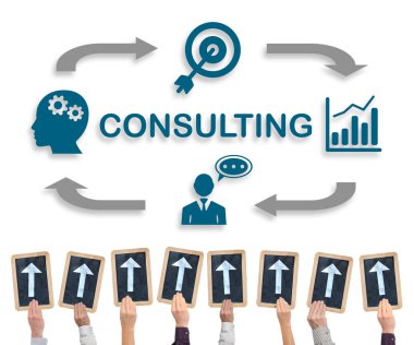 Danışmanlık kavramına işaret eden oklarla yazı tahtası tutan eller.