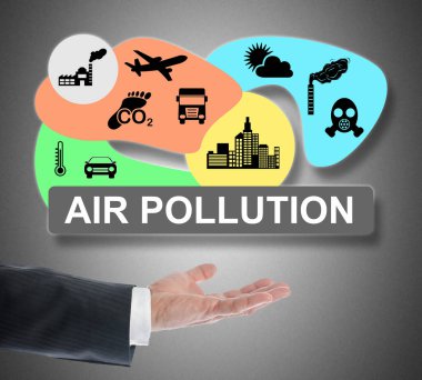 Hava kirliliği kavramı, gri arka planda bir elin üzerinde yükseliyor.