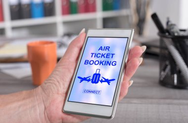 Uçak bileti rezervasyonu konsepti olan akıllı telefonu tutan bir kadın.