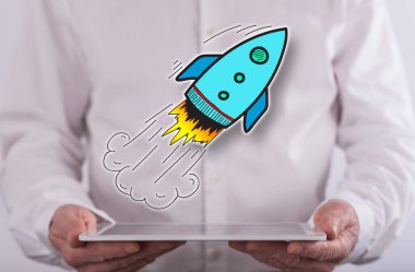 Arka planda bir adam tarafından tutulan tabletin üzerinde kavram başlat