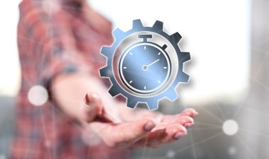 Zaman yönetimi kavramı arka plandaki bir kadının elinin üstünde.