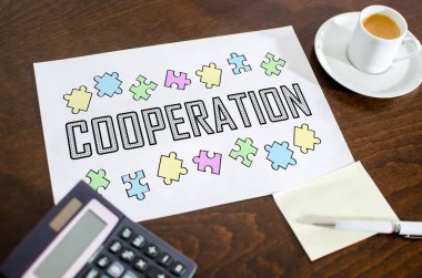 Masanın üzerine yerleştirilmiş bir kağıt üzerinde işbirliği konsepti