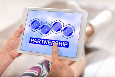 Ortaklık kavramına sahip tablet kullanan bir kadın.