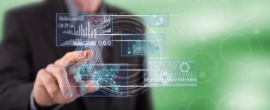 Bir adam dokunmatik ekranda dijital arayüz kavramına parmağıyla dokunuyor.