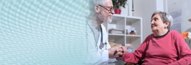 Doktor eski bir hastayı rahatlatıyor; panoramik pankart