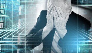 İş yerinde oturan çok çalışan ve yorgun kıdemli işadamı.