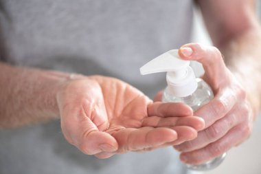 Dezenfektan alkol jeli şişesine el basımı; virüs ve bakteri enfeksiyonunun önlenmesi