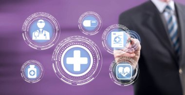 Stylus kalemle dokunmatik ekranda sağlık hizmetleri kavramına dokunan adam.