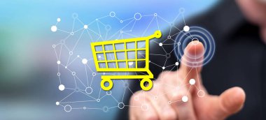 Adam dokunmatik ekranda bir e-ticaret konseptine parmağıyla dokunuyor.