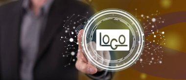 Adam dokunmatik ekranda marka stratejisi kavramına parmağıyla dokunuyor.