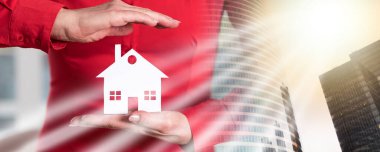 Sigortacı evi elleriyle koruyor, birden fazla kişiye maruz kalıyor.