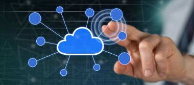 Bir adam dokunmatik ekranda bir bulut ağına parmağıyla dokunuyor