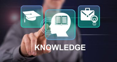 Bir adam dokunmatik ekranda bir bilgiye parmağıyla dokunuyor.