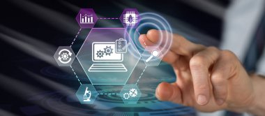 Adam dokunmatik ekranda bir yazılım test konseptine parmağıyla dokunuyor.