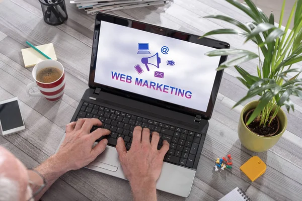 Hombre Usando Ordenador Portátil Con Concepto Marketing Web Pantalla — Foto de Stock