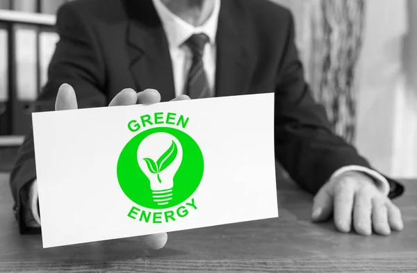 Empresario Mostrando Una Tarjeta Índice Con Concepto Energía Verde — Foto de Stock