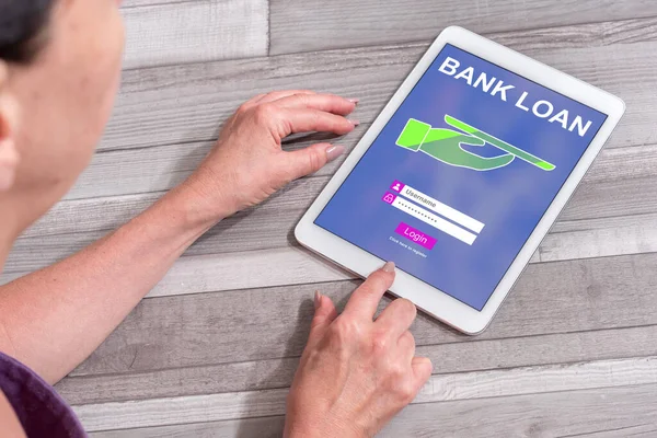 銀行融資の概念を示すタブレットを使用して女性 — ストック写真