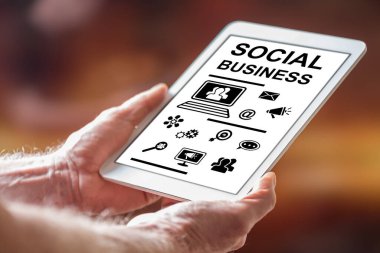 Sosyal iş kavramını gösteren bir tablet tutan adam