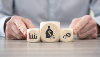 Ekonomik kriz sembollü tahta bloklar