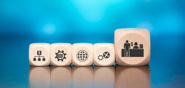 Mavi arka planda satın alma konsepti sembolü olan tahta bloklar